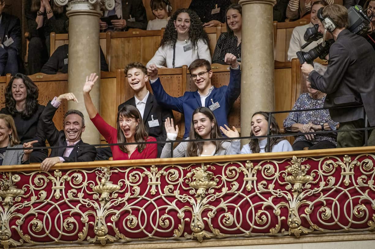 La réaction de la famille de Beat Jans lors de son discours après avoir été élu conseiller fédéral le 13 décembre 2023