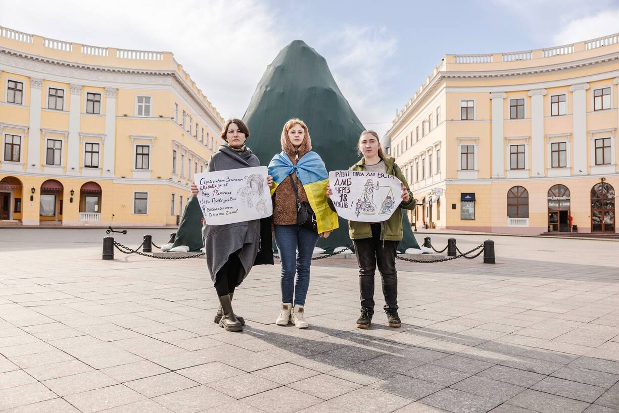Viola, Tetiana et Olena réclament la démobilisation de leurs proches