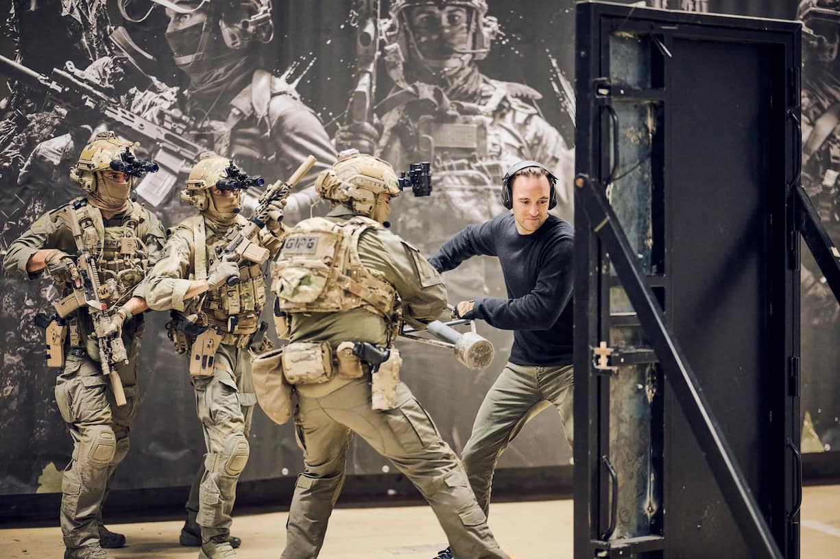 A l'occasion de la sortie d' «Un animal sauvage», Joël Dicker a été initié à l'exercice du braquage par le Groupe d’intervention de la police genevoise