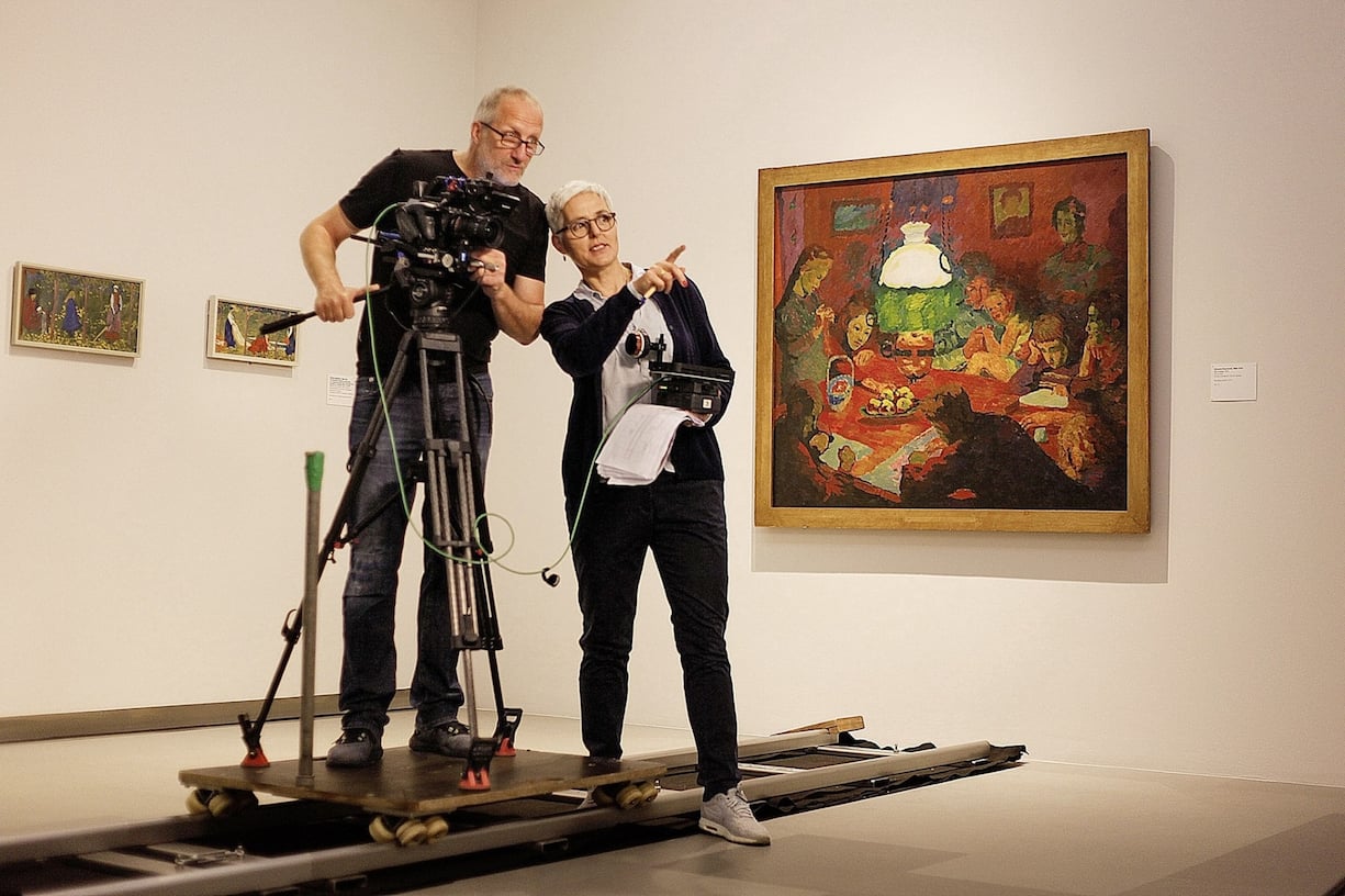 La documentariste Susanna Fanzun et son caméraman Pierre Mennel devant un tableau de Giovanni Giacometti