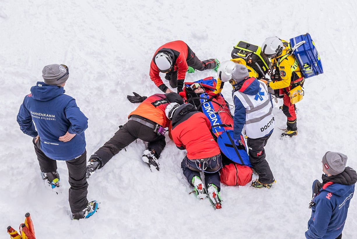 Le 17 janvier, des sauveteurs s’affairent autour de Rémi Cuche, qui vient de se blesser lors du deuxième entraînement de la descente de Kitzbühel