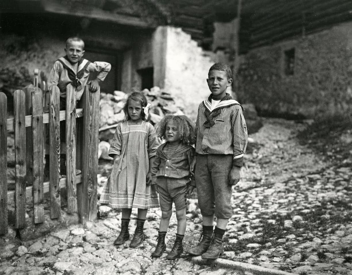 Les quatre enfants Giacometti à Stampa en 1911