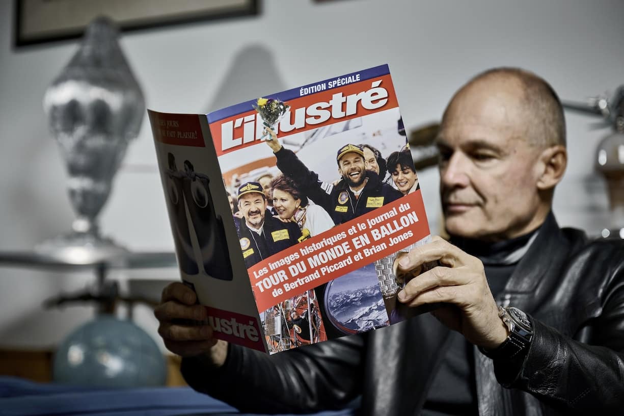 L'explorateur Bertrand Piccard lit l'édition spéciale de l'«L’illustré» sur l'exploit d'Orbiter 3