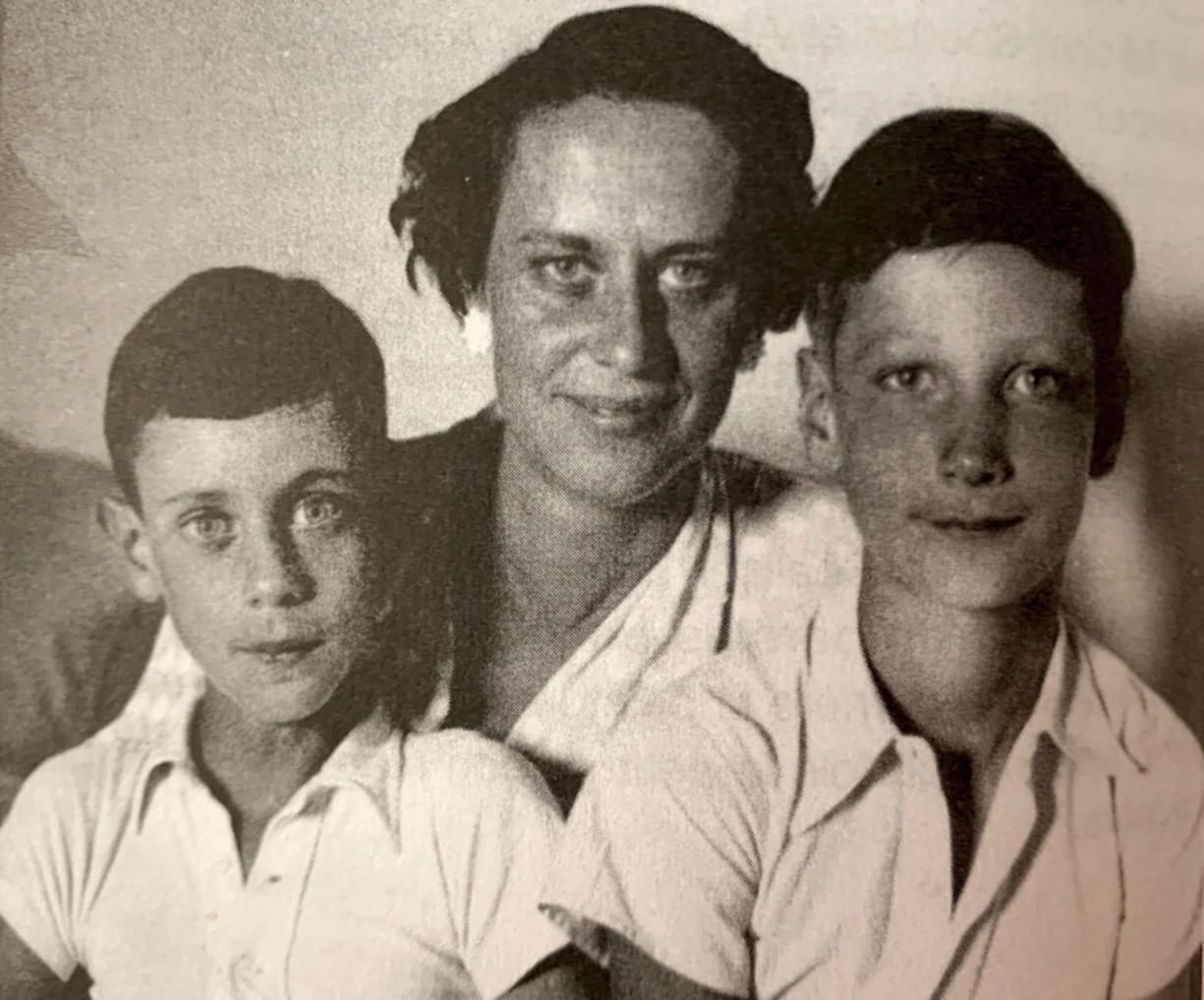 L'acteur Jean-Luc Bideau enfant avec sa mère et son frère