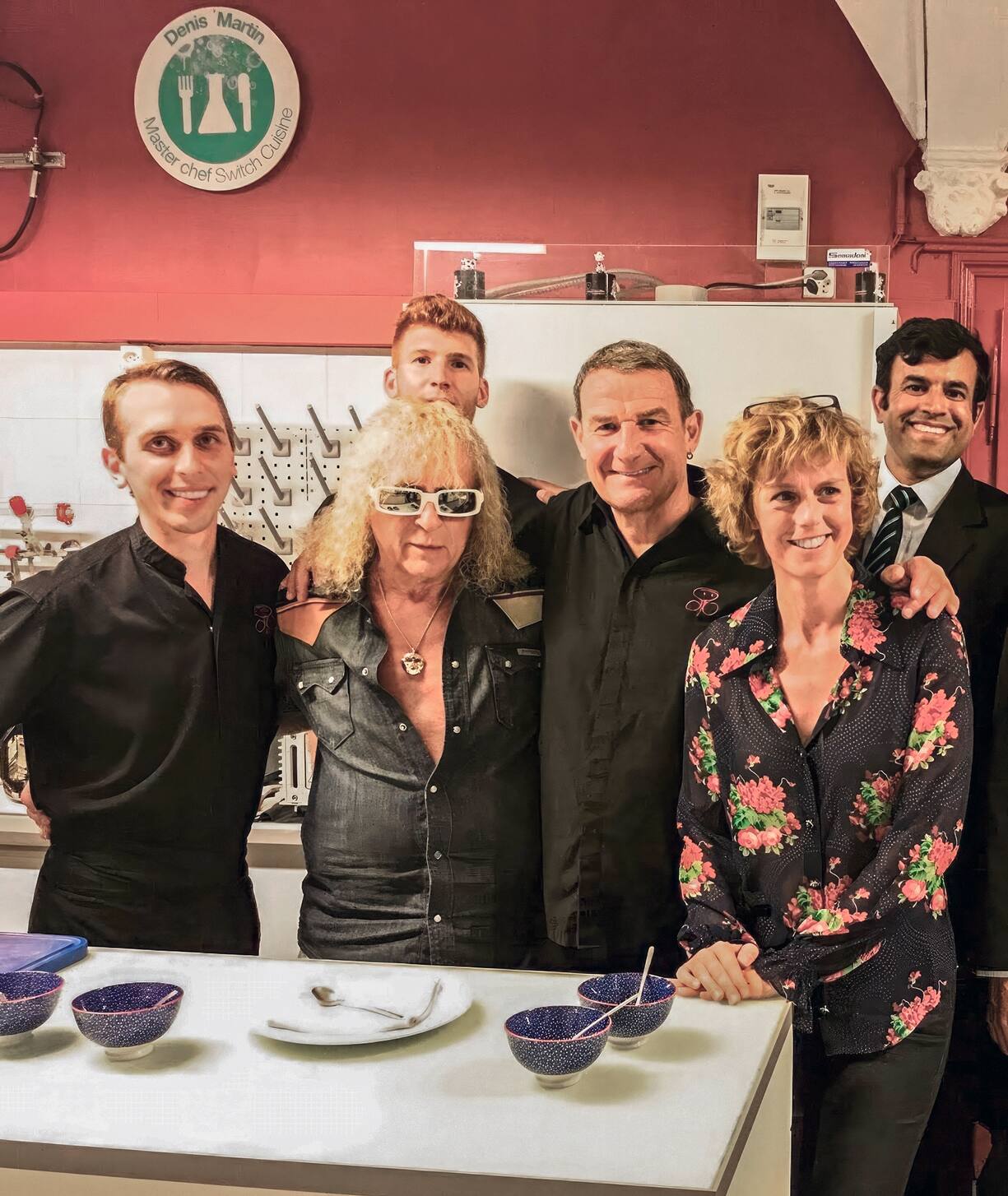 Le cuisinier Denis Martin entre son ami Michel Polnareff et Anne Richard venus dans son restaurant