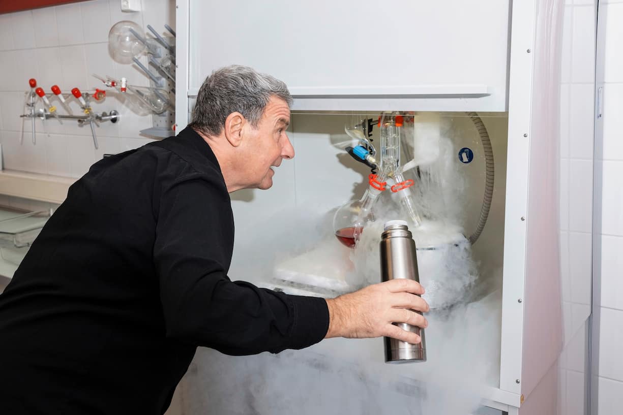 Le cuisinier Denis Martin, spécialiste de la cuisine moléculaire, utilisant de l’azote liquide
