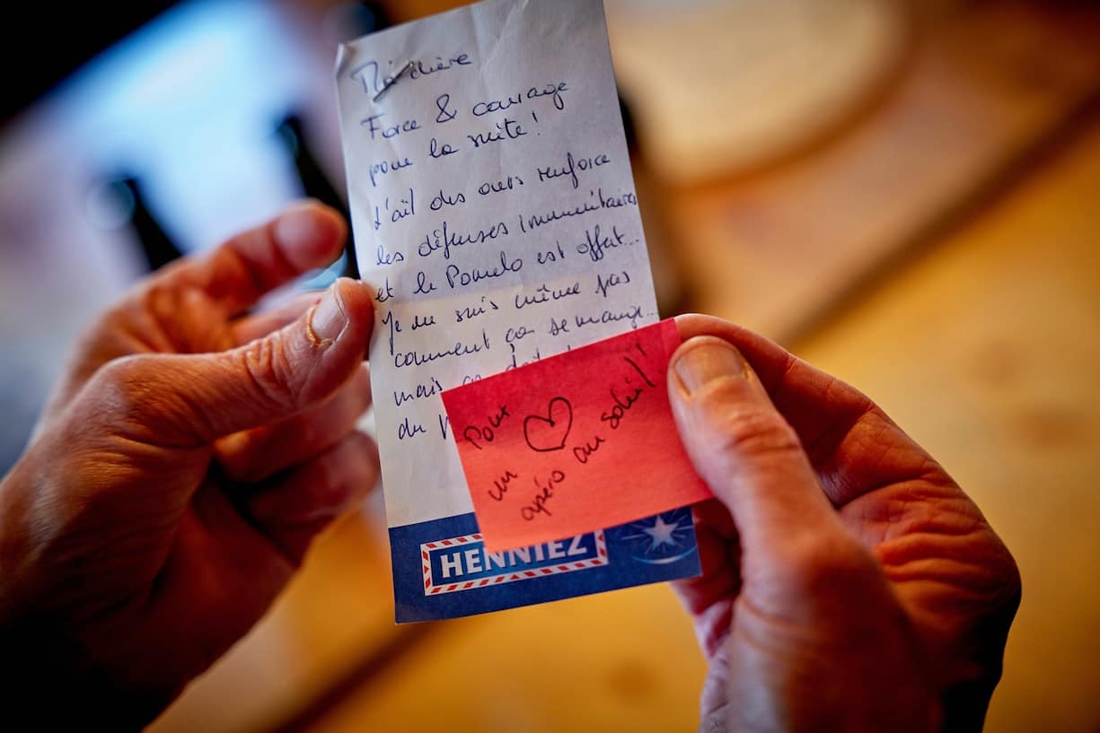 L'écrivaine Marlène Mauris tient une épicerie au cœur du village de La Sage; pendant la pandémie, elle déposait des billets devant la porte de ses clients