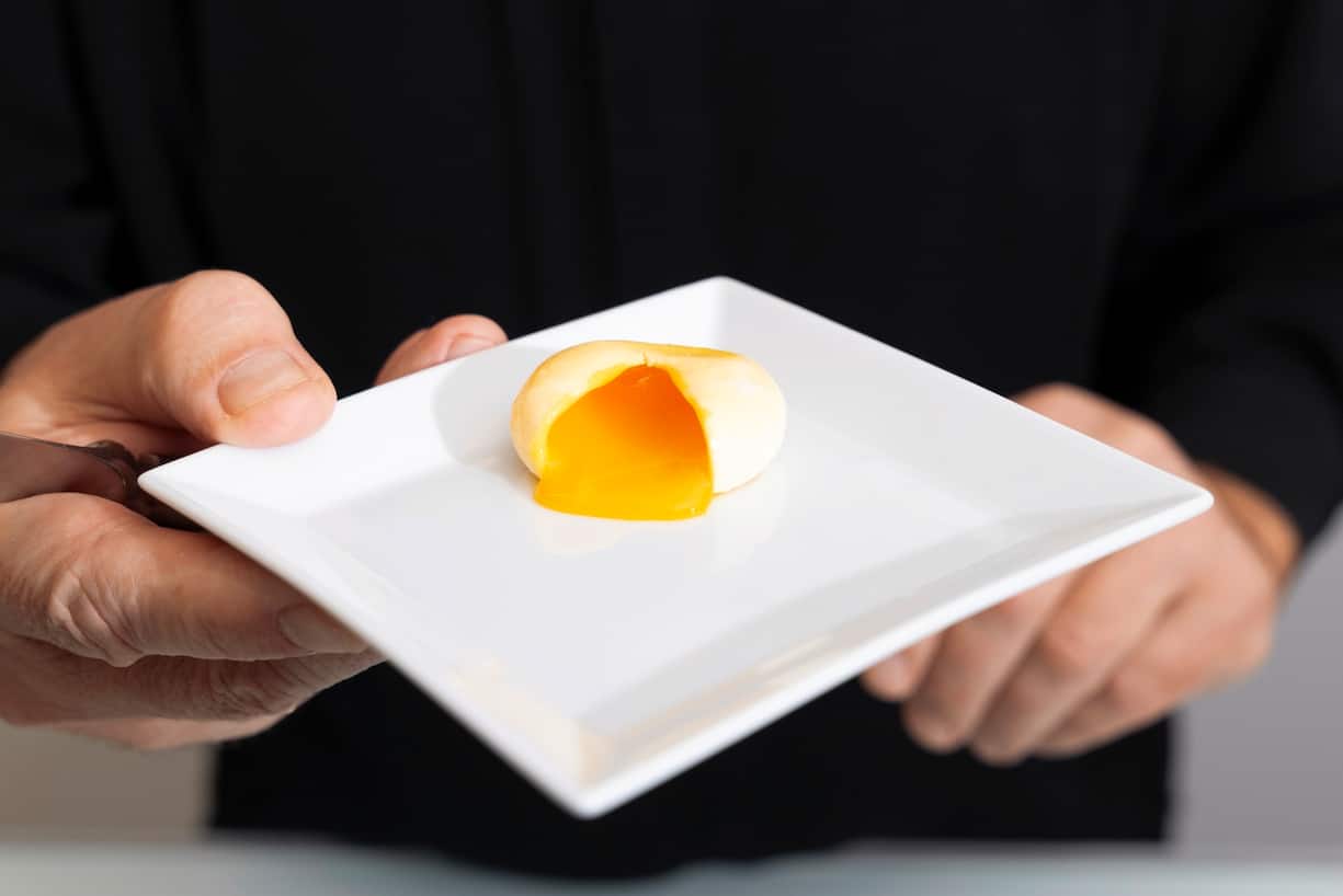 Un plat du chef Denis Martin: l'œuf cryogénisé est un œuf à la coque, sans coquille et sans blanc