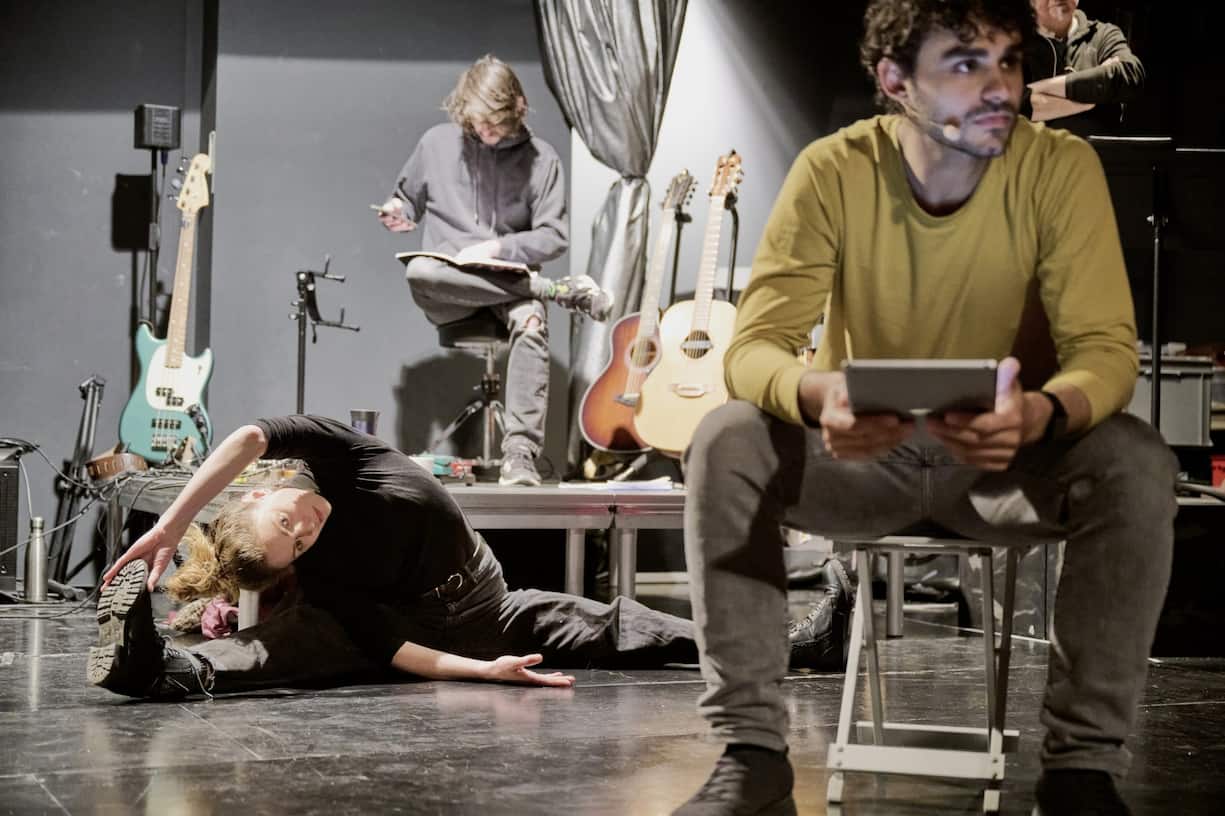 Fanny Balestro, danseuse et violoniste, s'échauffe pour le spectacle musical «Sorcière»