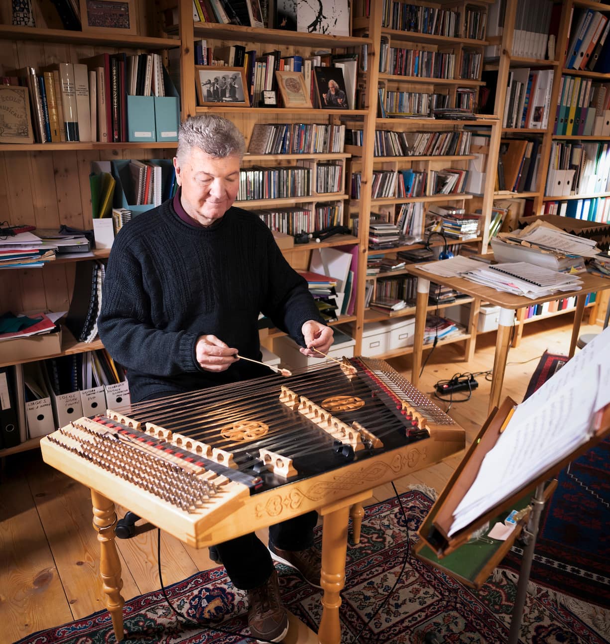 Instruments suisses: Michel Nikita Pfister joue du hackbrett