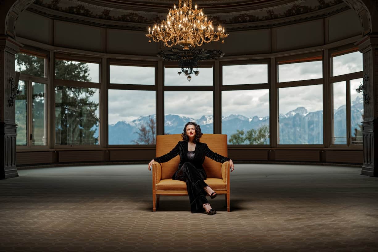 La pianiste franco-géorgienne Khatia Buniatishvili dans la salle de concert du Caux Palace