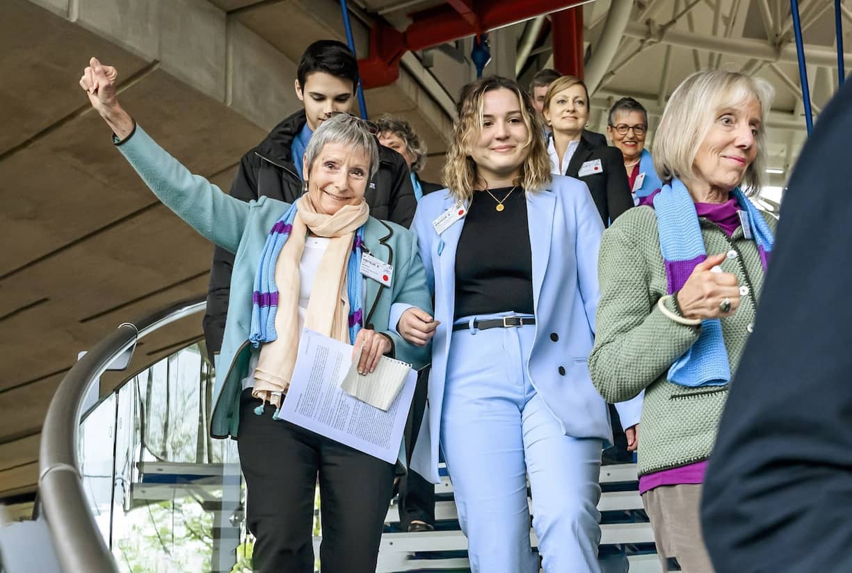 Les coprésidentes d’Aînées pour la protection du climat Anne Mahrer et Rosmarie Wydler-Wälti ressortent fières de leur victoire auprès de la CEDH à ​​​​​​​Strasbourg le 9 avril dernier
