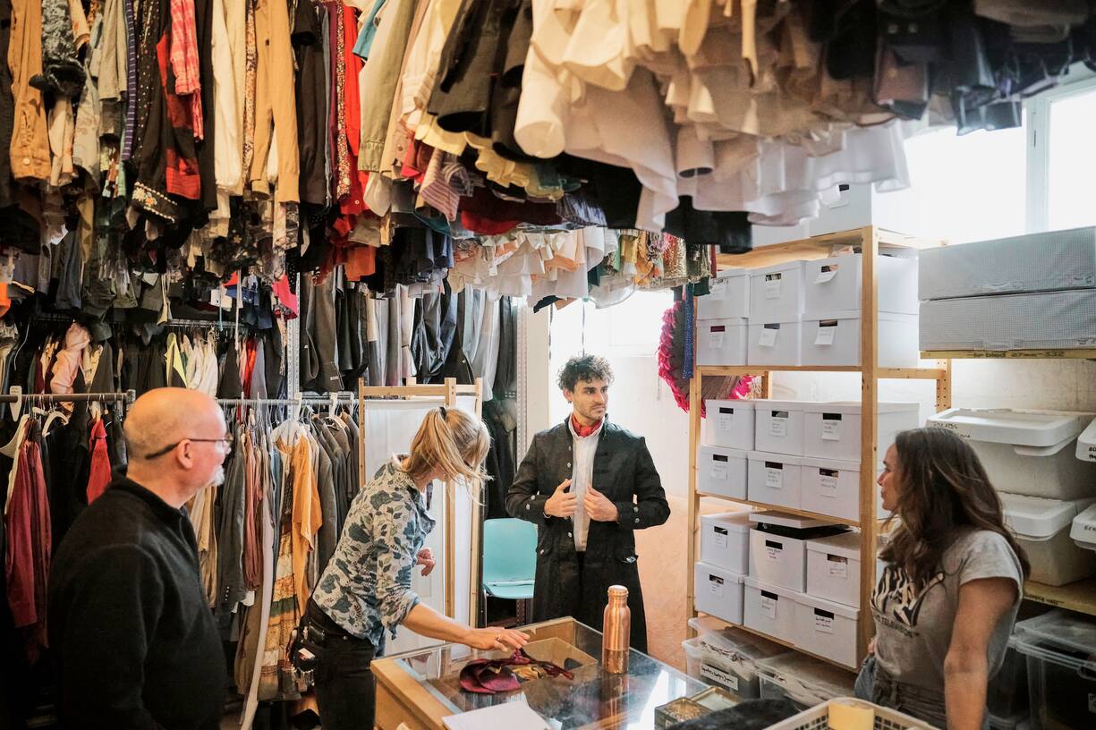 Les interprètes du spectacle musical «Sorcière» essaient leurs costumes