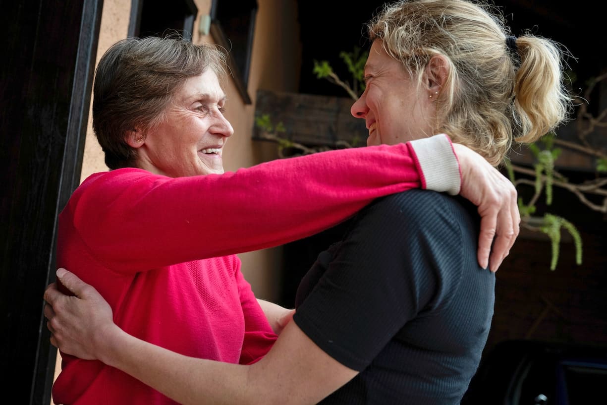 Maya Chollet avec Christine Bichovsky, la veuve de l’homme qu’elle avait tenté de secourir en vain après un carambolage survenu devant chez elle en 2009