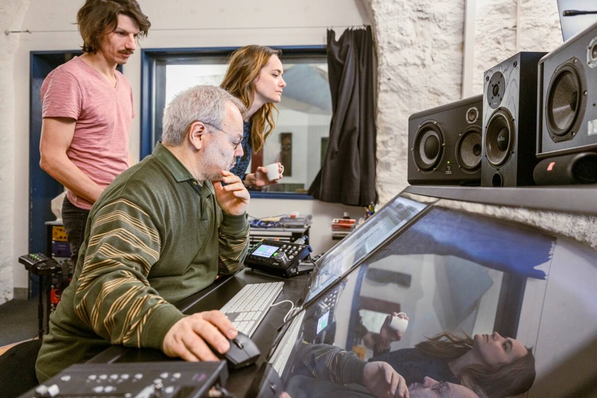 Xavier Michel et Alizé Oswald formant le duo Aliose travaillent sur le spectacle musical «Sorcière»