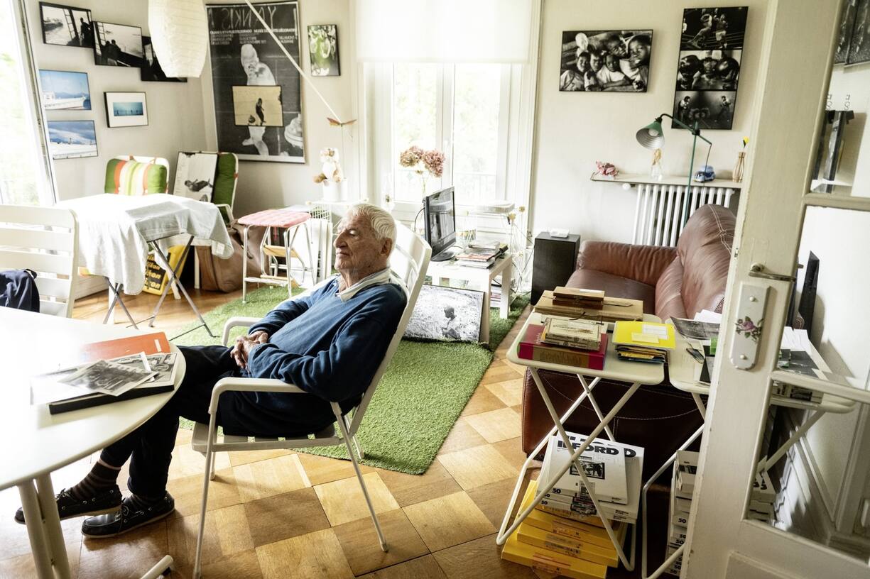 Le photographe Luc Chessex dans son salon à Montchoisi