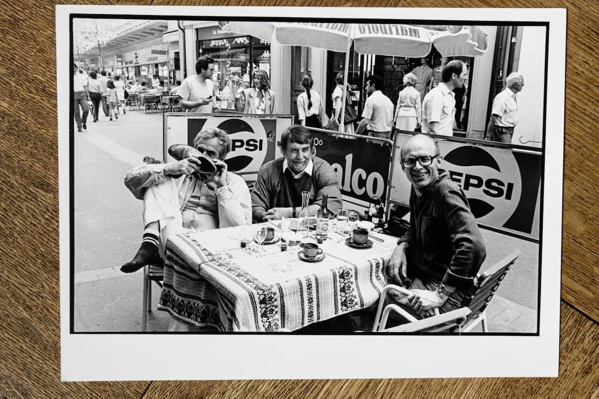 Le photographe Luc Chessex en compagnie de ses camarades photographes Marcel Imsand et Erling Mandelmann