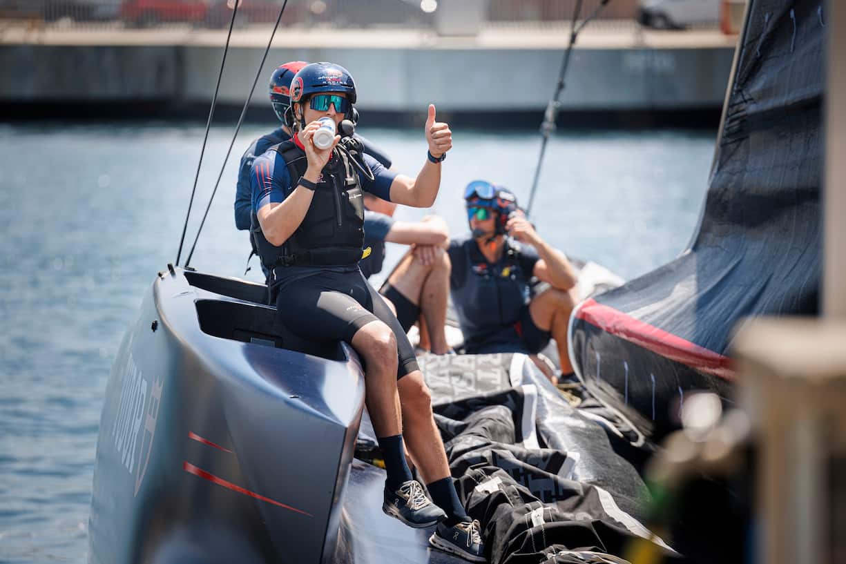 Avant de quitter le ponton et de s’engouffrer dans son trou de cycliste sur l’AC75 de la Société nautique de Genève, Théry Schir profite de s’hydrater