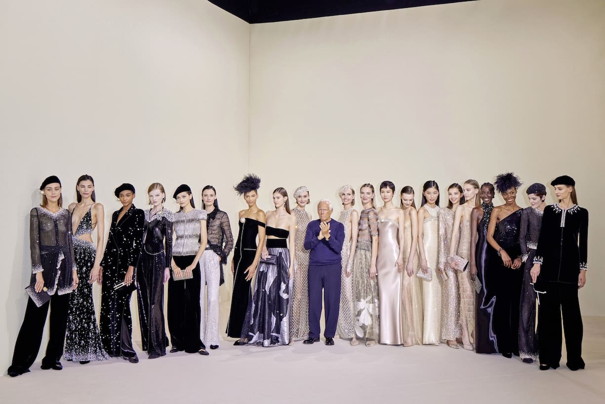 Giorgio Armani pose le 25 juin dernier à Paris avec ses modèles lors du défilé haute couture automne-hiver 2024-2025 de Giorgio Armani Privé