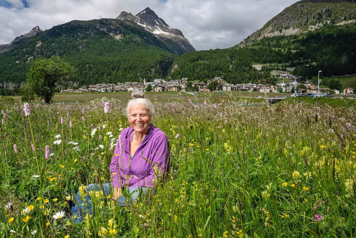 Katharina von Salis, 83 ans, monte à vélo électrique jusqu’au col du Julier à Silvaplana