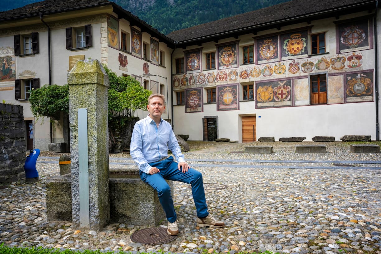 Kevin Quattropani devant la Casa Stanga, qui héberge le Musée de la Léventine.