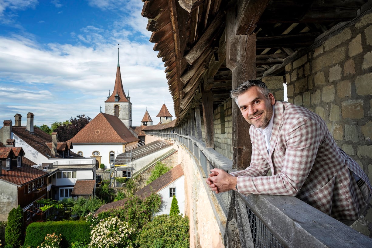 L’ancien international de hockey Philippe Furrer sur le mur d’enceinte de la cité médiévale où ce Bernois se sent comme un poisson dans l’eau.