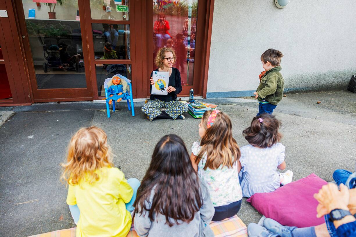 Lausanne, dimanche 26 mai 2024 Lecture dâAnia Bloch, art-thÃ©rapeute au Centre de vie enfantine de Montelly Ã  Lausanne Â© Sigfredo Haro Lausanne, dimanche 26 mai 2024 Portrait dâAnia Bloch, art-thÃ©rapeute devant la Cabane Ã  Livre d'Eva, en memoire Ã  sa fille dÃ©cÃ©dÃ©e Ã  lâÃ¢ge de 9 ans Ã  Lausanne Â© Sigfredo Haro