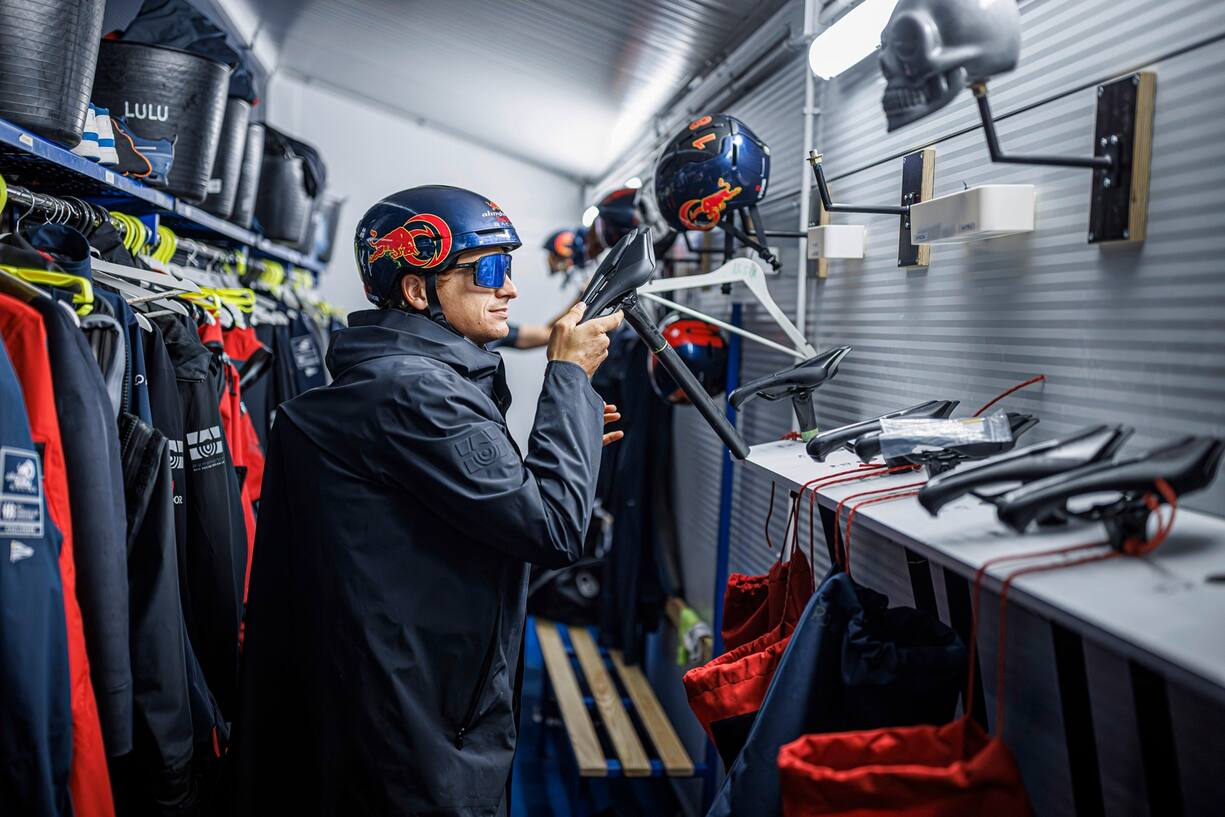 Pour les éliminatoires de la Coupe de l’America, Arnaud Psarofaghis de l'équipage suisse d’Alinghi Red Bull Racing a eu l'idée d'utiliser des sculptures de crânes en guise de porte-casques