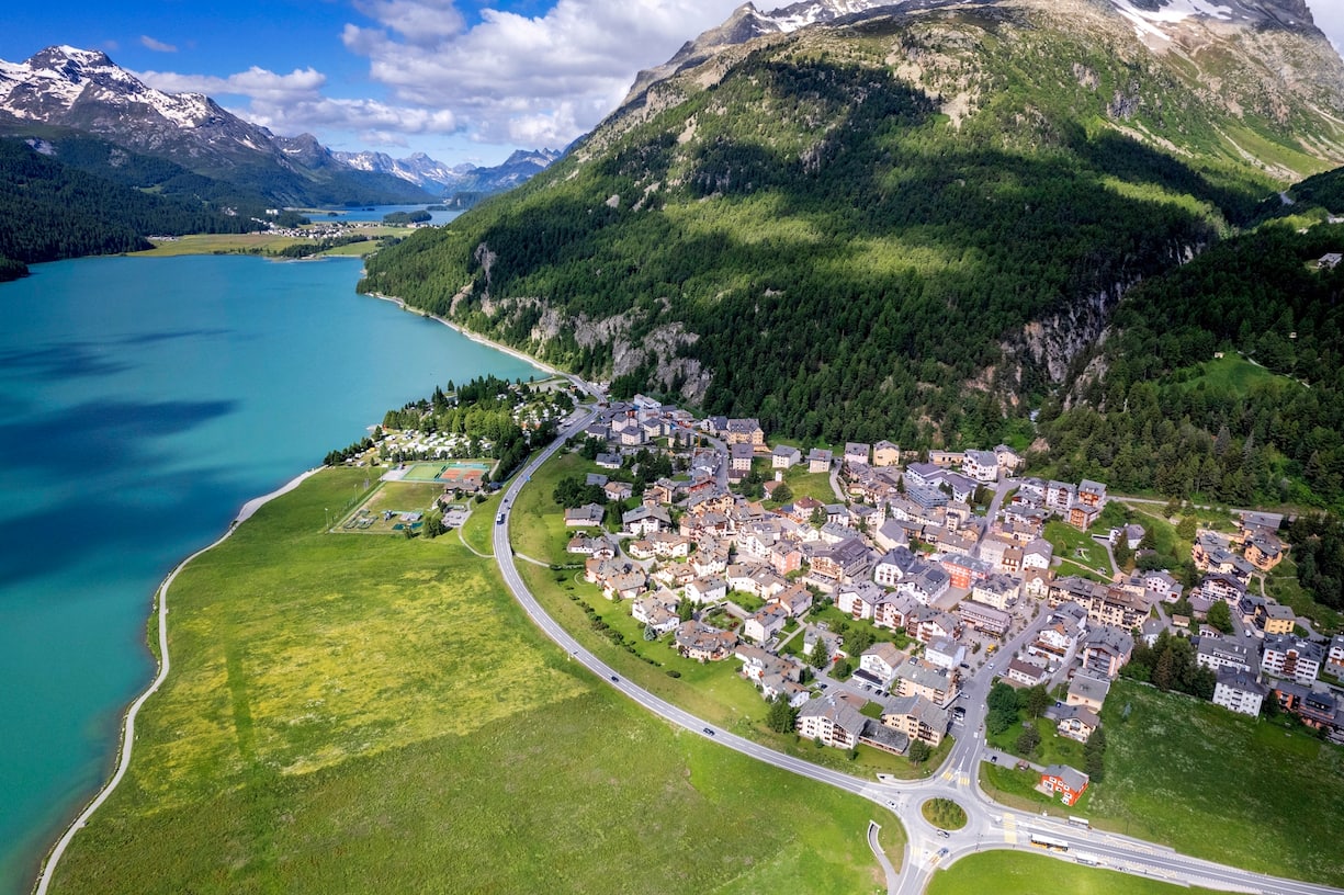 Silvaplana est situé au cœur du paysage lacustre de la Haute-Engadine entouré d’impressionnants sommets de plus de 3000 m.