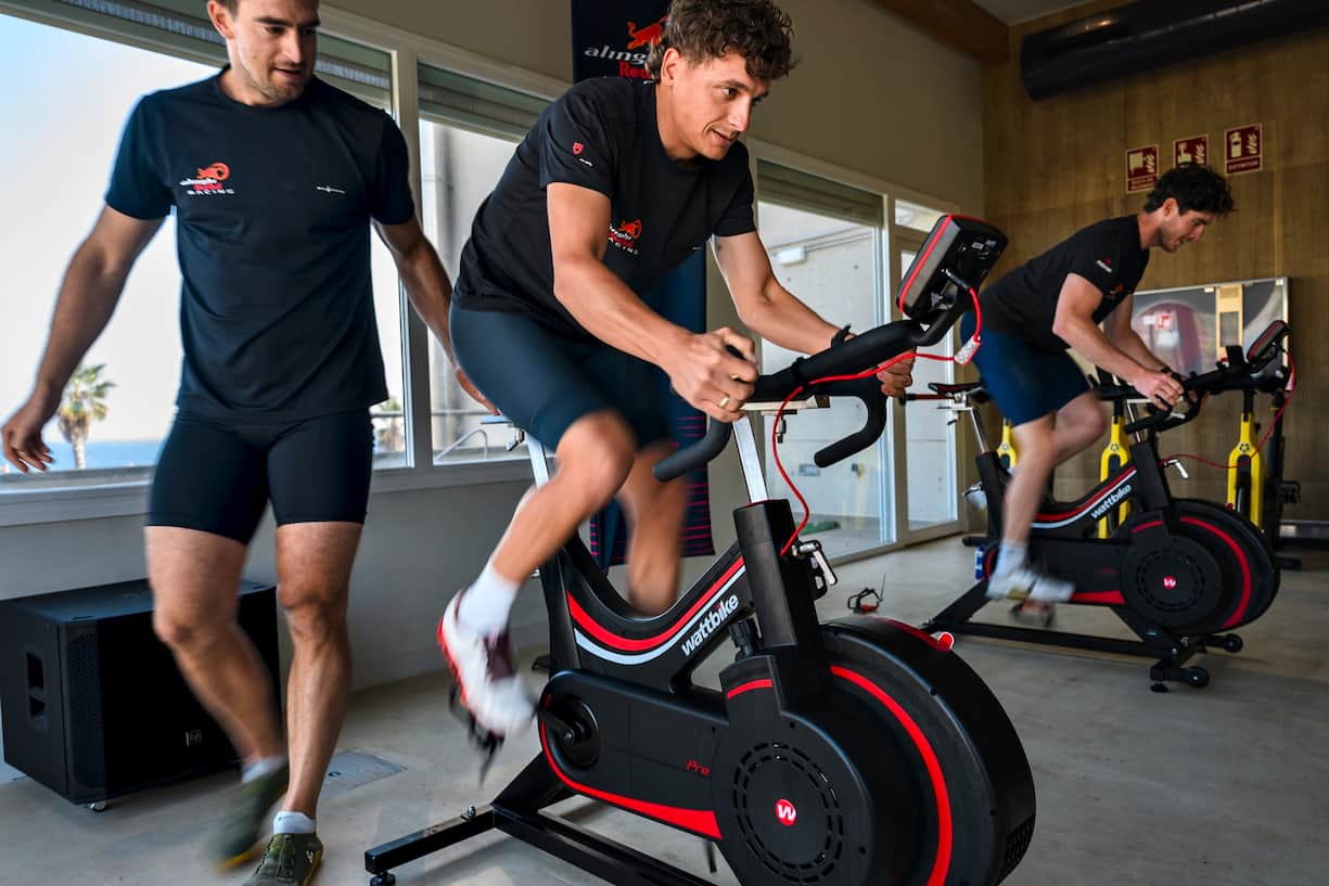 Six jours par semaine, les 16 membres d’équipage transpirent dans la salle d’entraînement physique.