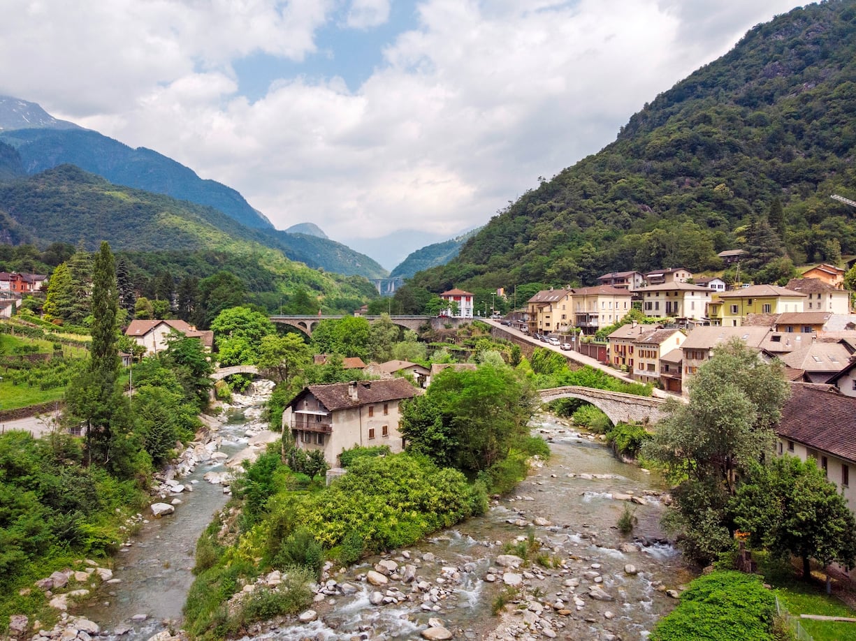 Un des emblèmes du village de Giornico, c’est cette petite île sur la rivière Tessin. La seule habitée de ce cours d’eau.