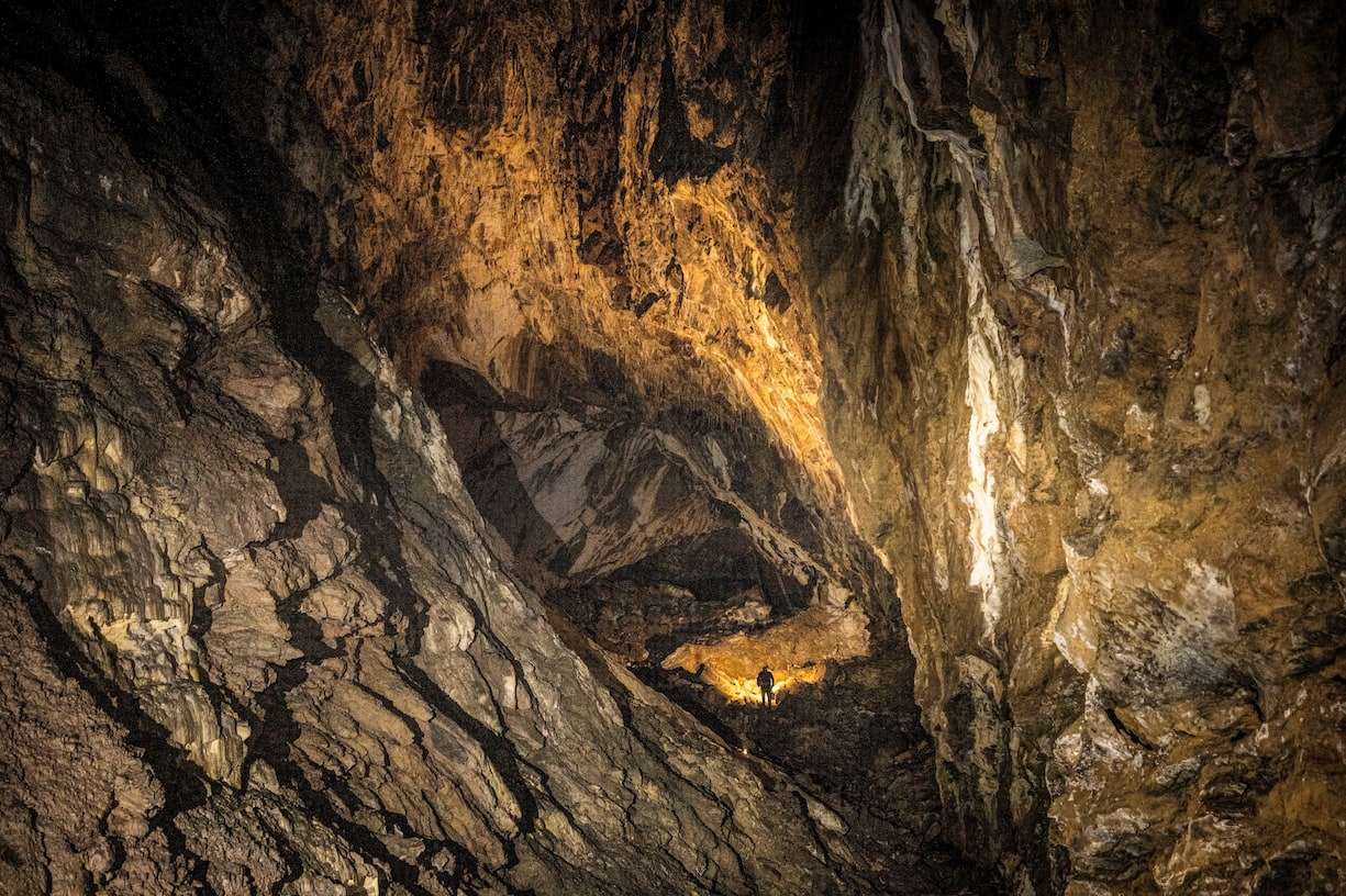 Coupés du monde dans l’immense cavité qu’est l’aven Artère, à Leysin (VD), le guide de spéléologie Laurent Hyvert se faufile avec agilité