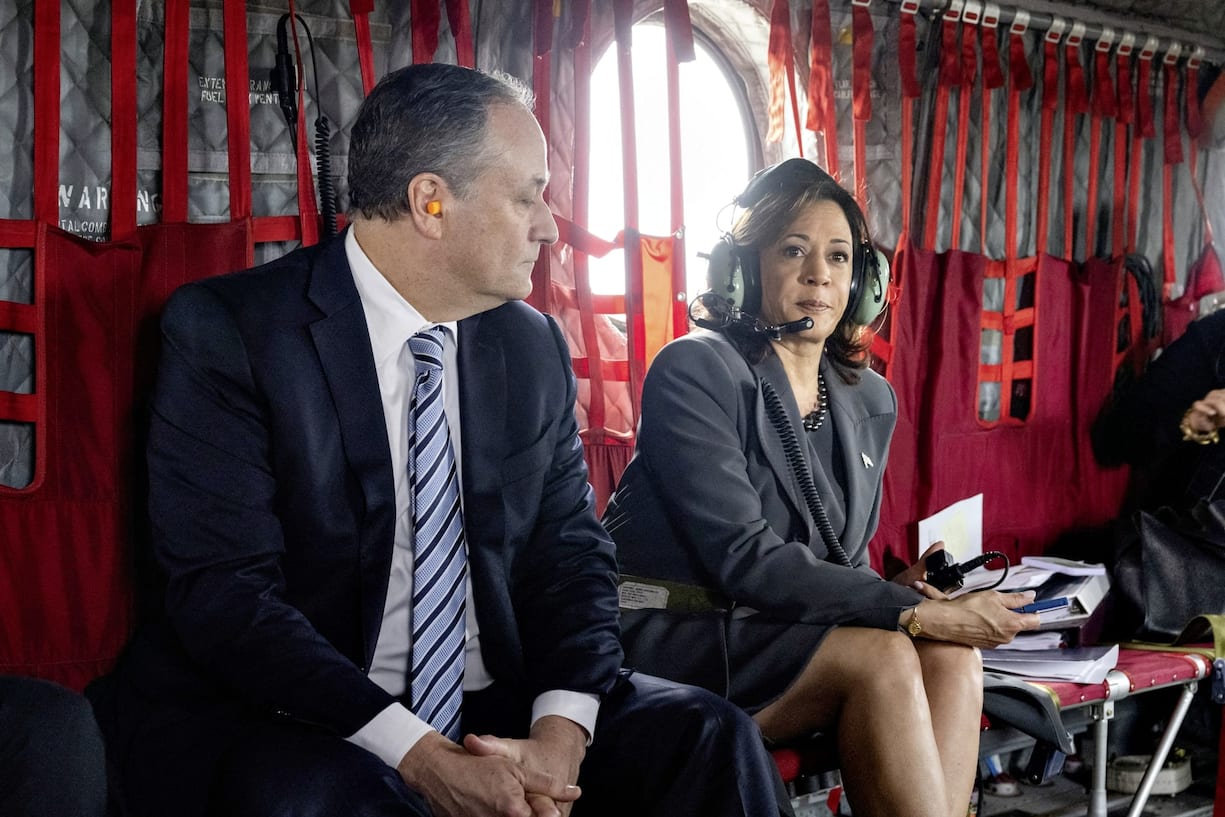 Kamala Harris à côté de son mari, Douglas Emhoff, dans un avion militaire