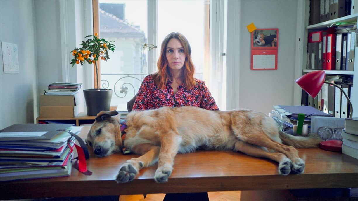 La comédienne franco-suisse Laetitia Dosch avec le chien-acteur Kodi, star de son premier film en tant que réalisatrice «Le procès du chien»