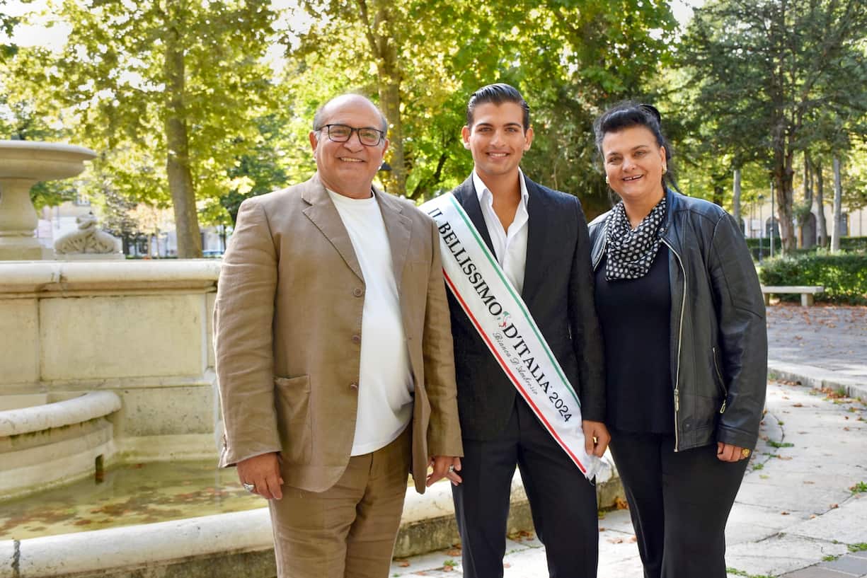 Alessandro Spada, vainqueur du concours I Bellissimi d’Italia 2024, avec ses parents