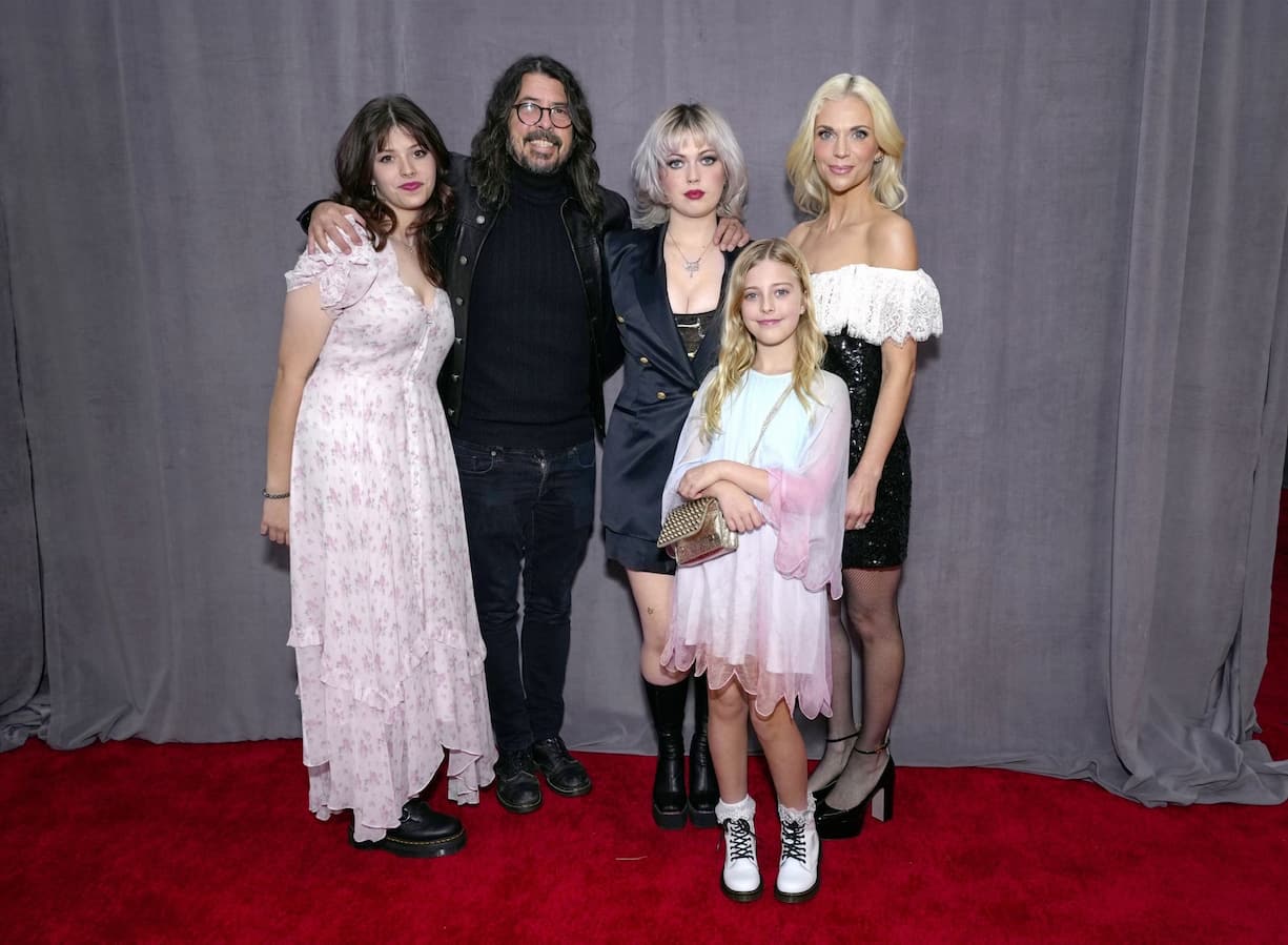 Le rocker Dave Grohl avec sa femme Jordyn Blum et leurs trois filles Harper Willow, Violet Maye et Ophelia Saint