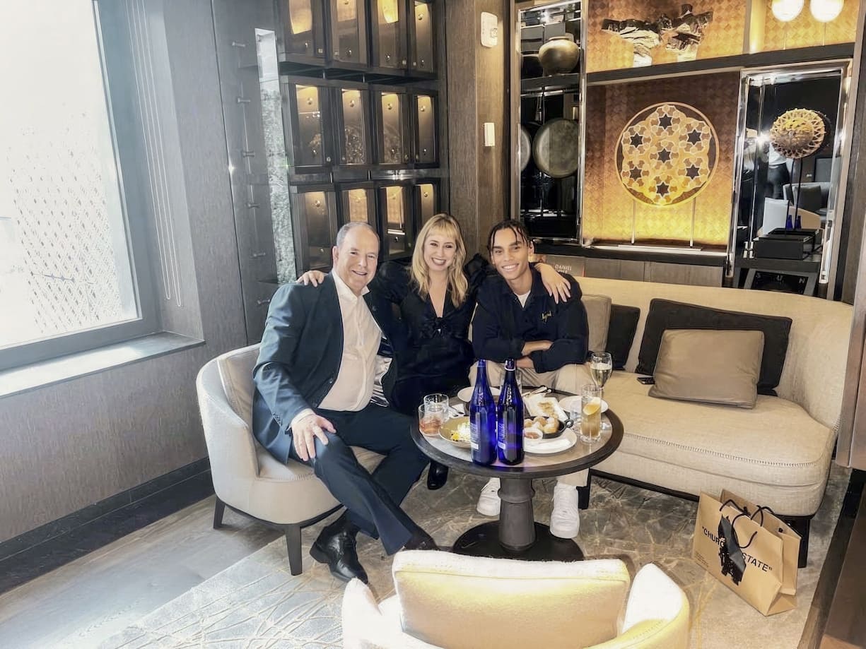 Les deux aînés d’Albert II de Monaco, Jazmin Grace Grimaldi et Alexandre Grimaldi-Coste, nés hors mariage, avec leur père en novembre 2022 à New York
