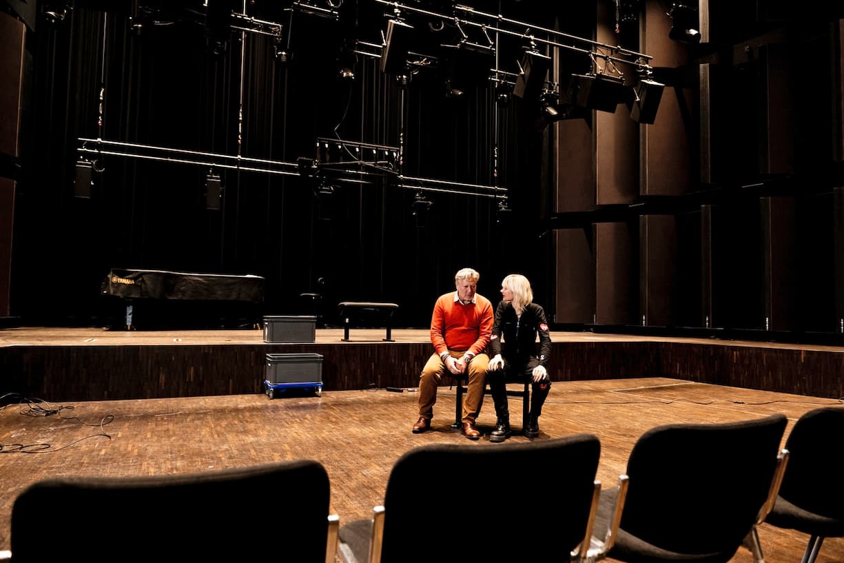 La chanteuse romande Stéphane dans l’un des deux auditoriums de l’Ecole des musiques actuelles (EMA), au côté de son directeur, Stefano Saccon