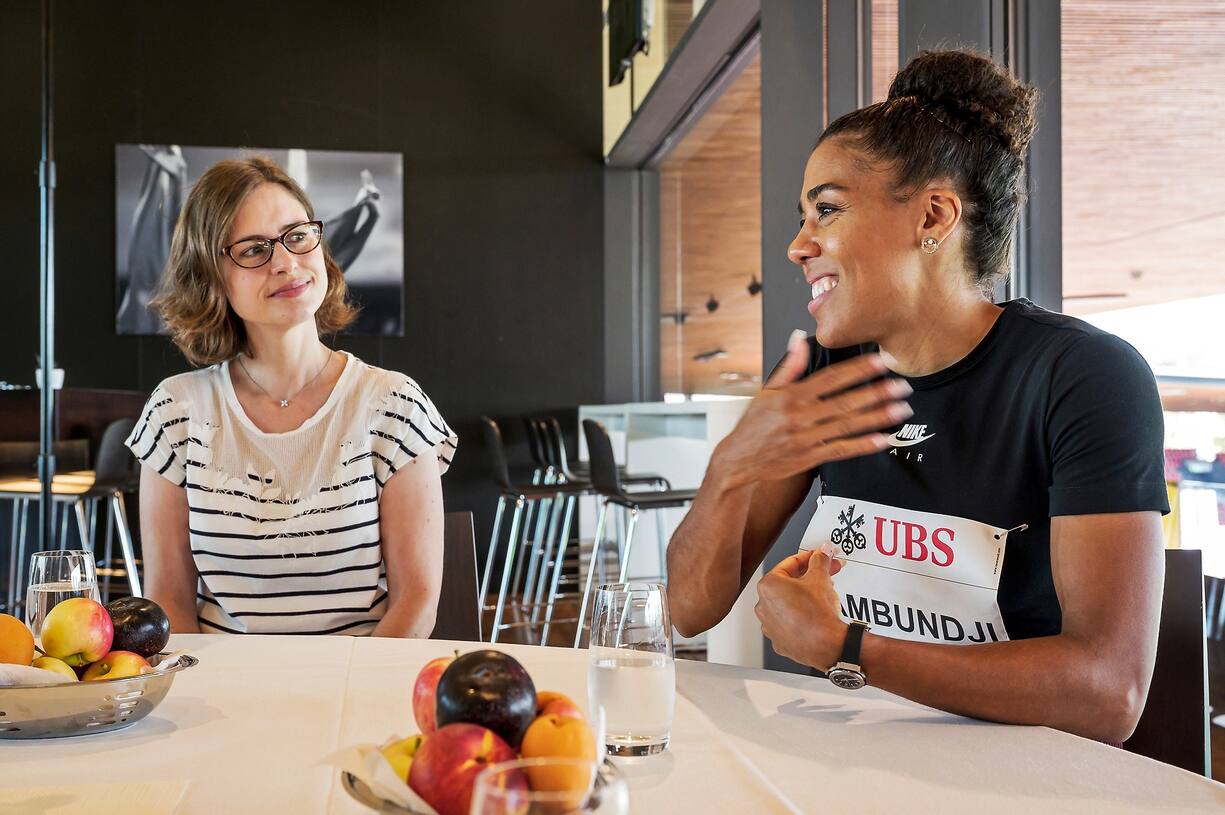 Schweizer Illustrierte Stammtisch im Letzigrund in Zuerich, mit Mujinga Kambundji, Yasmin Giger. Stefan Stotz Regionaldirektor UBS ZuÌrich, Sarah van Berkel Moderatorin, Claudia Rebsamen SI Leserin und Stephan Zulauf SI Leser.   Bild Â© Remo Naegeli