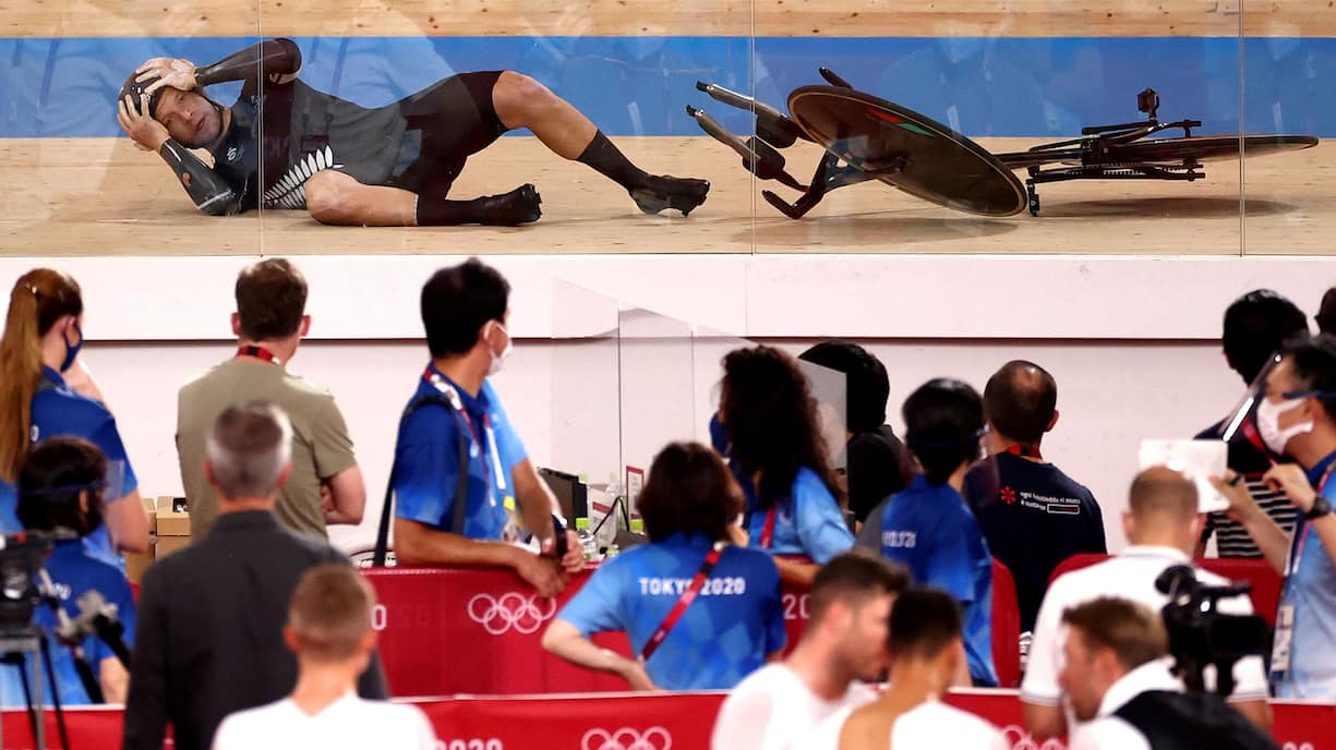 Tokyo 2020 Olympics - Cycling - Track - Men's Team Pursuit - Bronze Final - Izu Velodrome, Shizuoka, Japan - August 4, 2021. A cyclist from Team New Zealand crashes. REUTERS/Kacper Pempel     SEARCH "OLYMPICS DAY 13" FOR TOKYO 2020 OLYMPICS EDITOR'S CHOICE, SEARCH "REUTERS OLYMPICS TOPIX" FOR ALL EDITOR'S CHOICE PICTURES.  TPX IMAGES OF THE DAY.