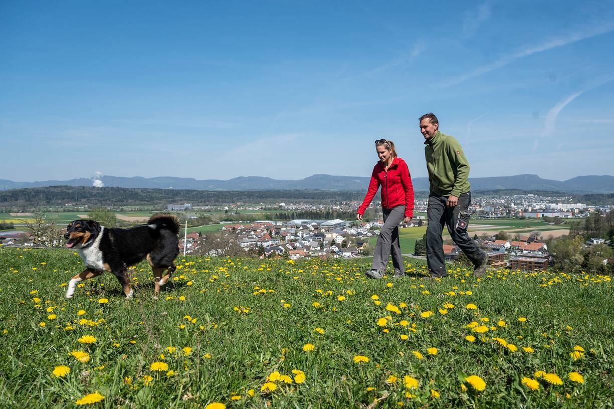 27.04.2021; Muhen; Thomas + Nicole Anliker-Lüthi - Lottenhof; Thomas + Nicole Anliker-Lüthi spazieren mit ihrem Hund auf dem Hof. © Valeriano Di Domenico