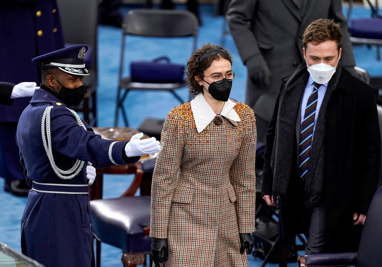 Washington, DC - January 20: Ella(C) and Cole Emhoff(R), the son and daughter of Vice President Kamala Harris' husband Doug Emhoff, are directed to their seats during the 59th presidential inauguration in Washington, D.C. on Wednesday, Jan. 20, 2021. (Kent Nishimura / Los Angeles Times/Polaris) (FOTO:DUKAS/POLARIS)