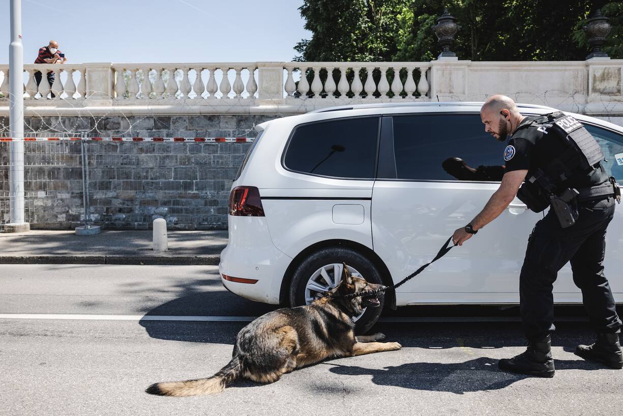 Genève, 11 juin 2021. Démonstration du travail des chiens policier. Visite pour la presse du Parc de la Grange et de sa Villa qui accueillera la rencontre entre Joe Biden et Vladimir Poutine. © Niels Ackermann / Lundi13