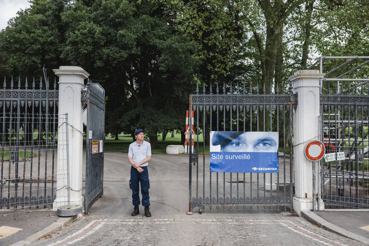 Genève, 8 juin 2021. Le Parc de la Grange est fermé jusqu'au 18 juin. 10 kilomètres de barrière ont été installées par la protection civile. Le parc voisin des Eaux-vives et son restaurant sont encore ouverts. © Niels Ackermann