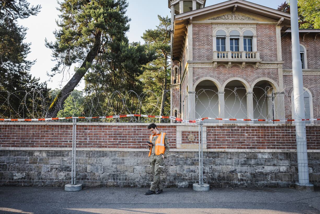 Genève, 11 juin 2021. Préparatifs pour le Sommet de Genève. La protection civile genevoise installe des barbelés sur tout le pourtour du parc de la Grange puis celui des eaux vives. © Niels Ackermann / Lundi13