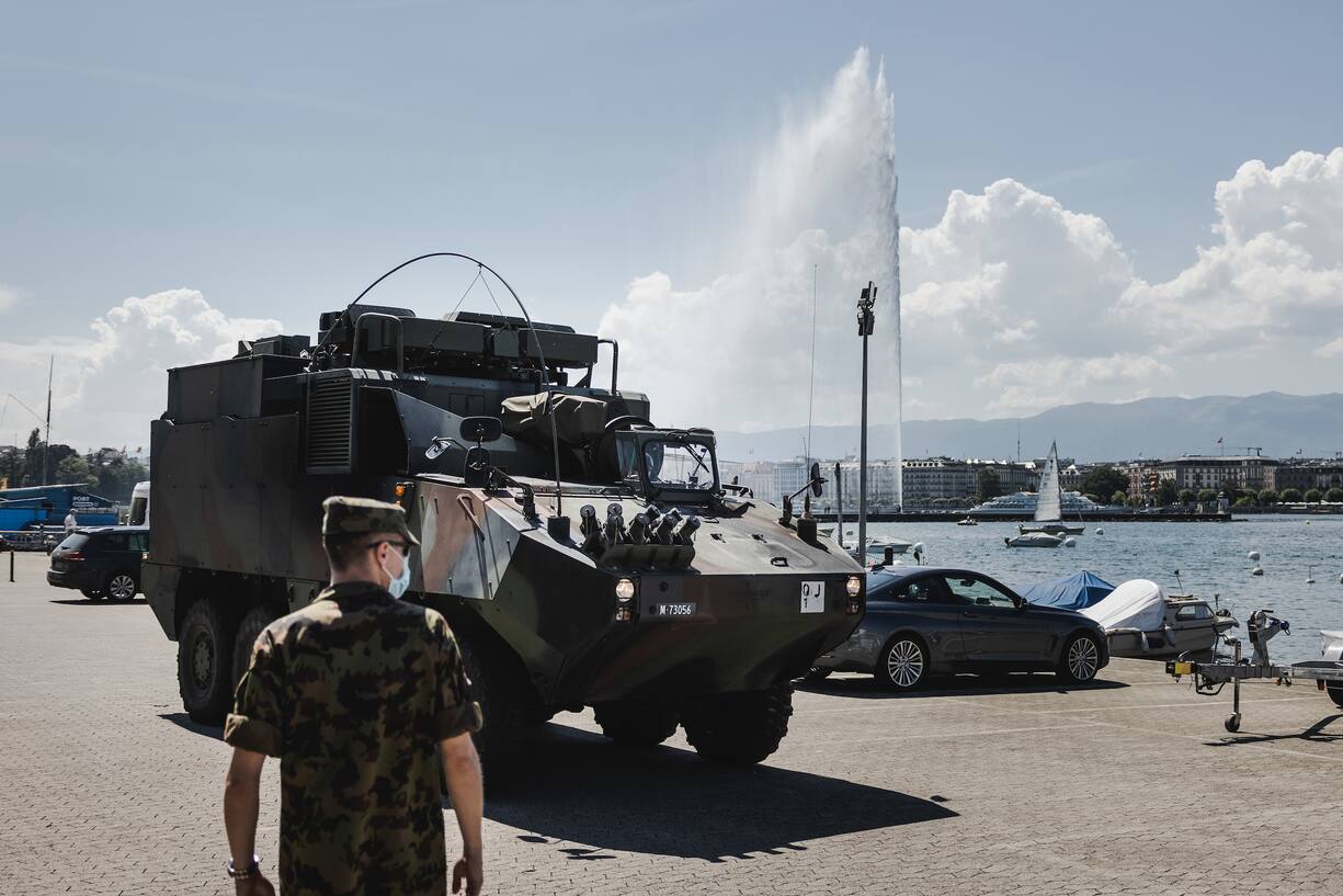 Genève, 11 juin 2021. Aux abords du parc de la Grange, l'armée déploie différents véhicules de communication et de détection. © Niels Ackermann / Lundi13