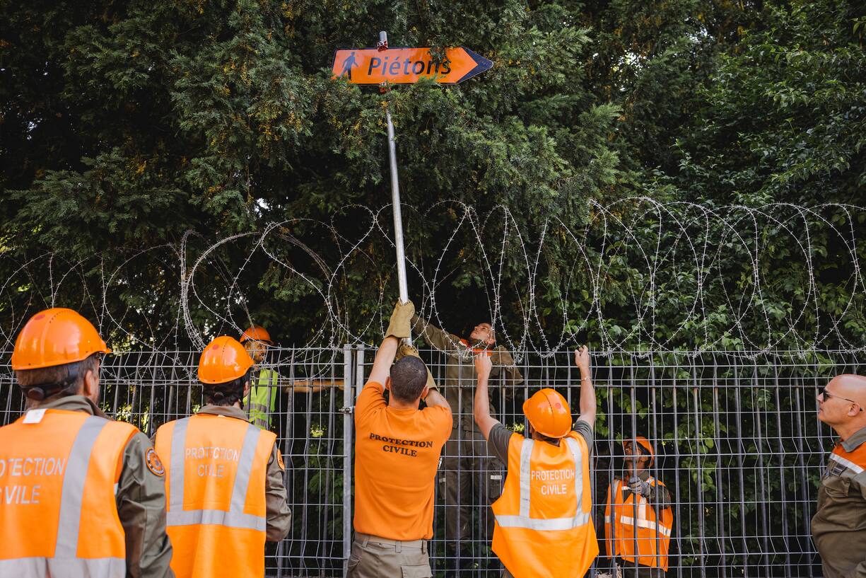 Genève, 11 juin 2021. Préparatifs pour le Sommet de Genève. La protection civile genevoise installe des barbelés sur tout le pourtour du parc de la Grange puis celui des eaux vives. © Niels Ackermann / Lundi13