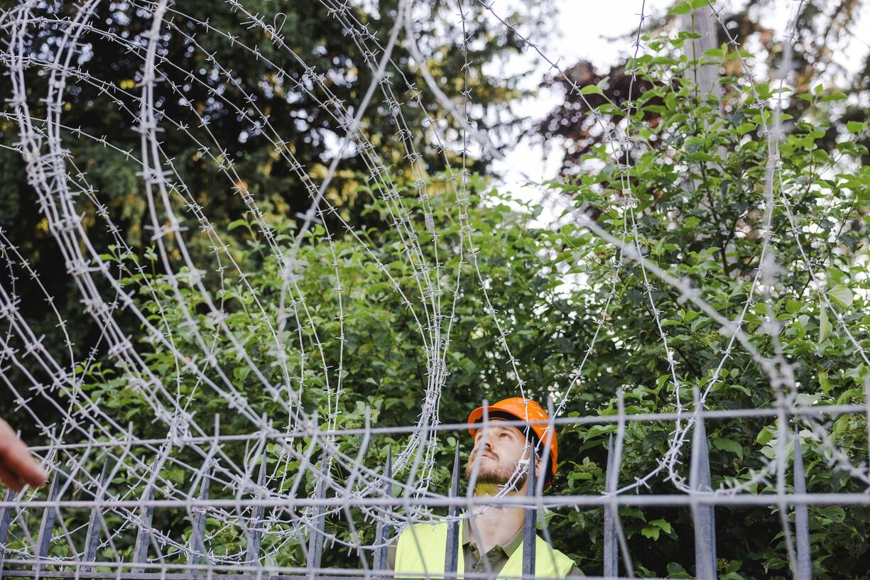 Genève, 11 juin 2021. Préparatifs pour le Sommet de Genève. La protection civile genevoise installe des barbelés sur tout le pourtour du parc de la Grange puis celui des eaux vives. © Niels Ackermann / Lundi13