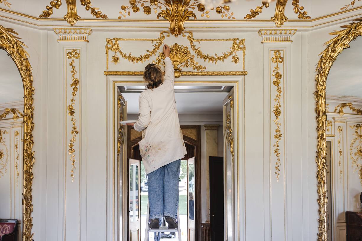 Genève, 11 juin 2021. Federica Bozzini Orth rénove différents éléments peint de la décoration de la villa. Visite pour la presse du Parc de la Grange et de sa Villa qui accueillera la rencontre entre Joe Biden et Vladimir Poutine. © Niels Ackermann / Lundi13