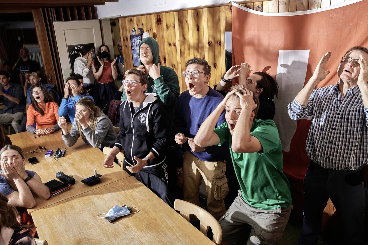 Salanfe , le 3 juillet 2021,Rencontre entre lâEspagne et la Suisse, 1/4 de final de LâEURO21, les marcheurs faisant le tour des dents du midi ont eu la chance de vivre le match à la cabane de Salanfe, un groupe de lâUniversité de Neuchâtel et Genève en géobiologie se sont pris au jeu avec quelques bières. © Sedrik Nemeth